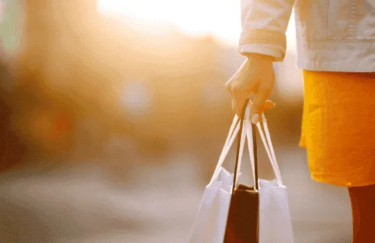 Osoba z torbami zakupowymi – szybka pożyczka online na pilne wydatki