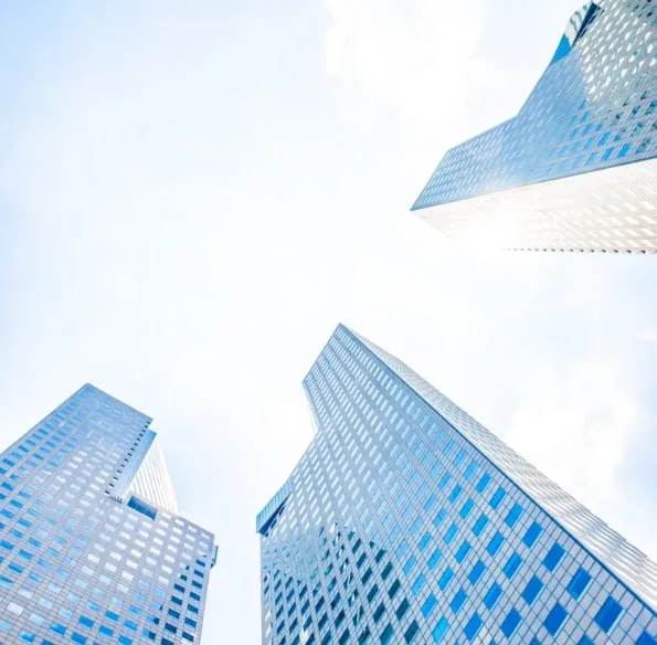 Wieżowce na tle nieba – sekcja Koszty i RRSO pożyczek online